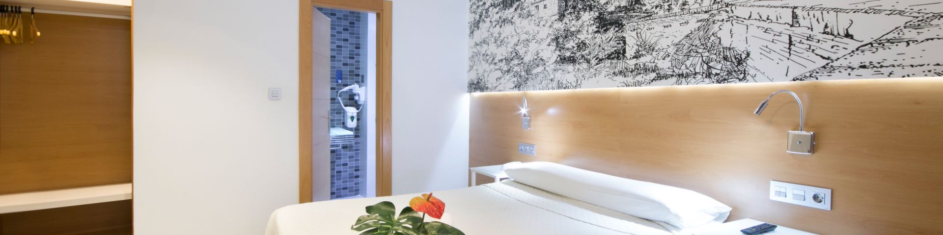 punto_5_slider_foto_habitacion_superior_hostal_atenas_granada-35ae73d0