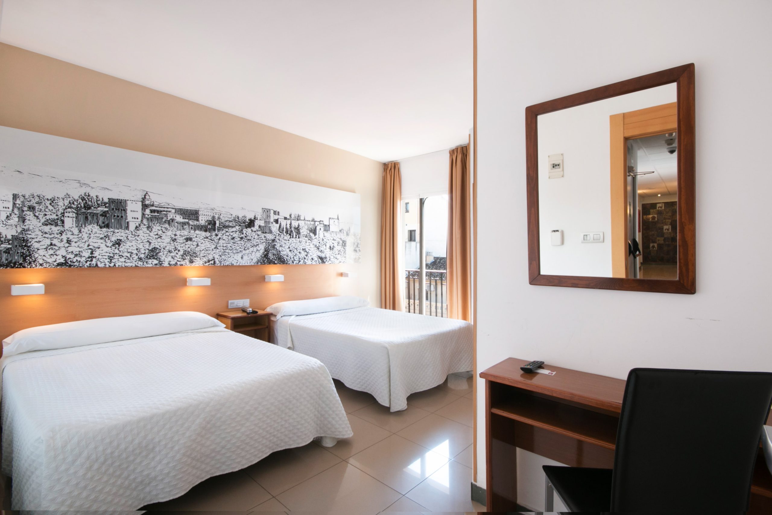 enamorados_granada_atenas-granada-alojamiento-min